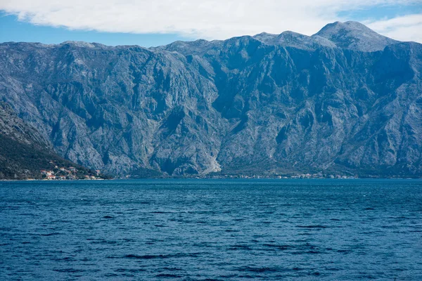 Montagne nella baia di Kotor — Foto Stock