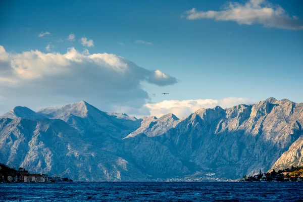 Montagne nella baia di Kotor — Foto Stock