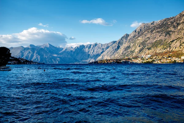 Montagne nella baia di Kotor — Foto Stock