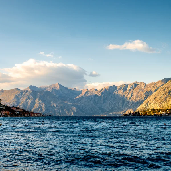 Montagne nella baia di Kotor — Foto Stock