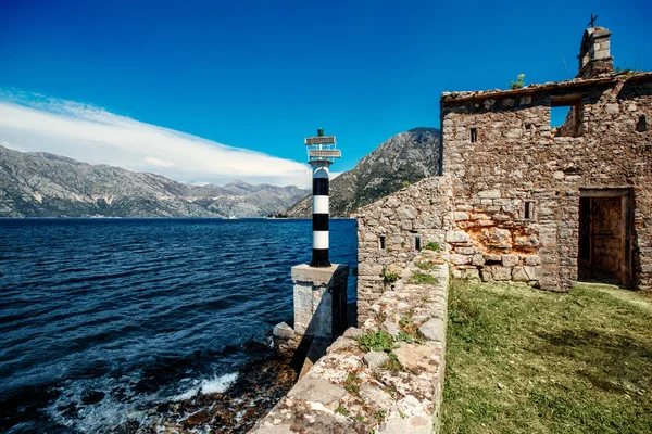 Vecchia chiesa e faro nella baia di Kotor — Foto Stock