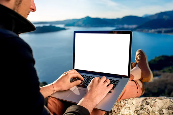 Man with laptop on the top of mountain — Stock Photo, Image