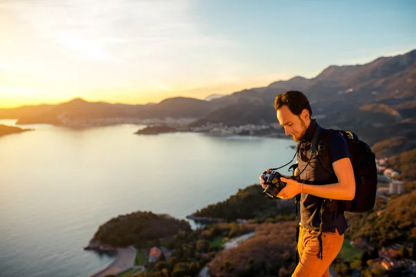 Fotógrafo na montanha — Fotografia de Stock