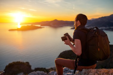 Dağdaki fotoğrafçı.