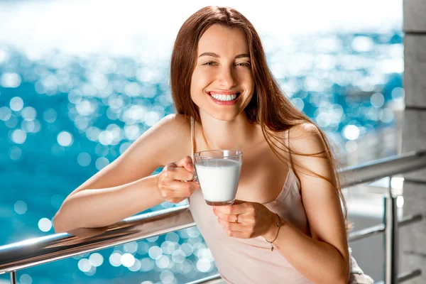 Jonge en mooie vrouw op het balkon — Stockfoto