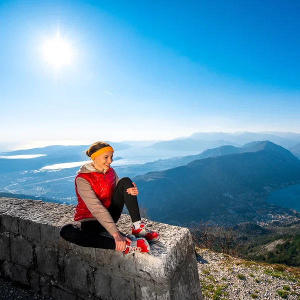 Sportlerin ruht sich am Berg aus — Stockfoto