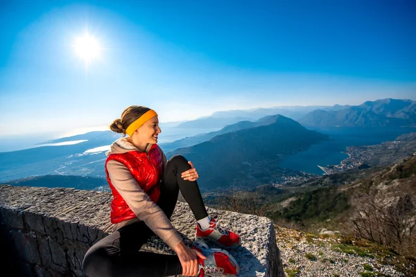 Спортивная женщина отдыхает на горе — стоковое фото