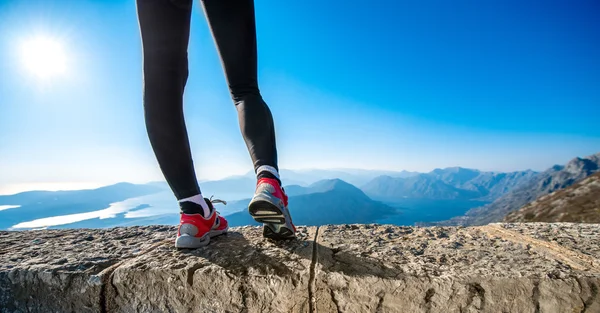 Sporty legs on the mountain hill — Stock Photo, Image