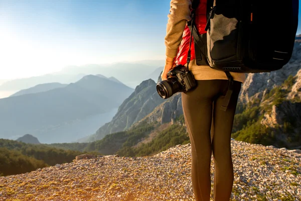 Joven fotógrafo viajero en la montaña — Foto de Stock