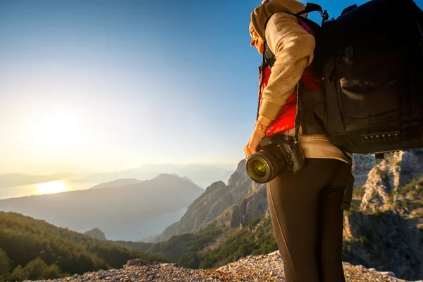 Joven fotógrafo viajero en la montaña — Foto de Stock