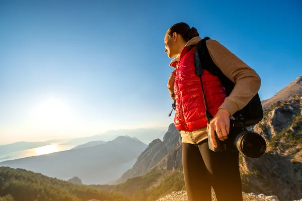 นักถ่ายภาพนักท่องเที่ยวหนุ่มบนภูเขา — ภาพถ่ายสต็อก
