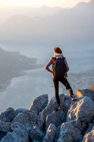 Ung fotograf på toppen av berg — Stockfoto