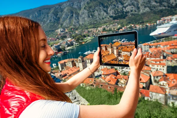 Woman photographing with tablet old city — Stock Photo, Image