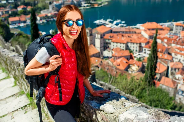 Mulher viajando na cidade velha Kotor, Montenegro — Fotografia de Stock