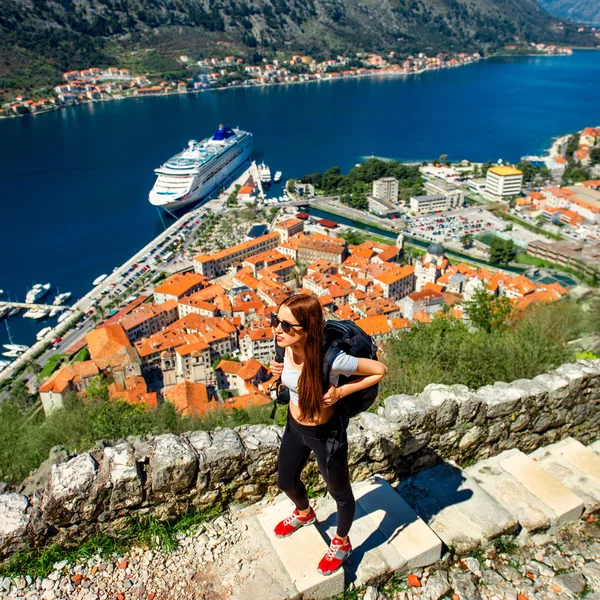 Kvinna som reser i gamla staden Kotor, Montenegro — Stockfoto