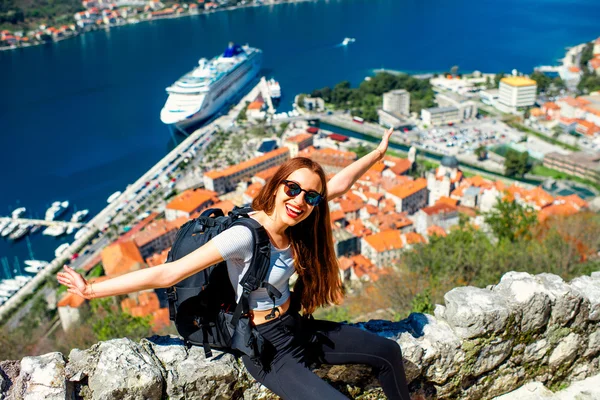 Donna che viaggia nella città vecchia Kotor, Montenegro — Foto Stock