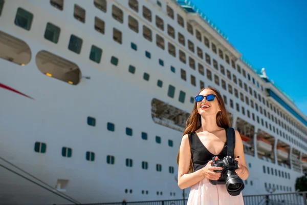Kadın turist büyük cruise liner yakınındaki — Stok fotoğraf