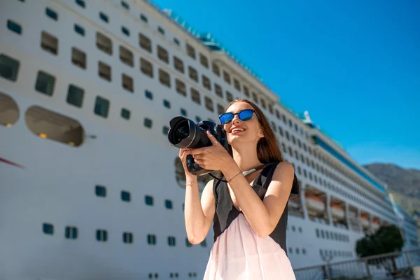 Kadın turist büyük cruise liner yakınındaki — Stok fotoğraf