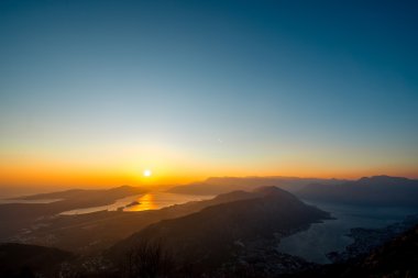 Koca Balkan Dağları günbatımı üzerinde