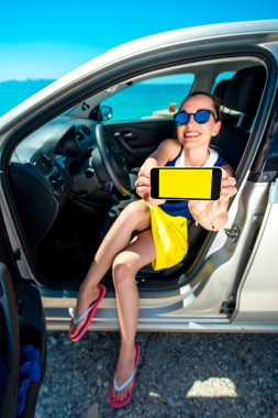 Kadın gösteren telefon ekran arabada
