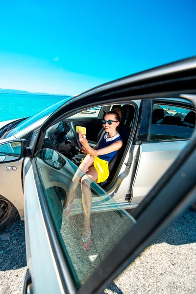 Mulher fazendo auto retrato no carro — Fotografia de Stock