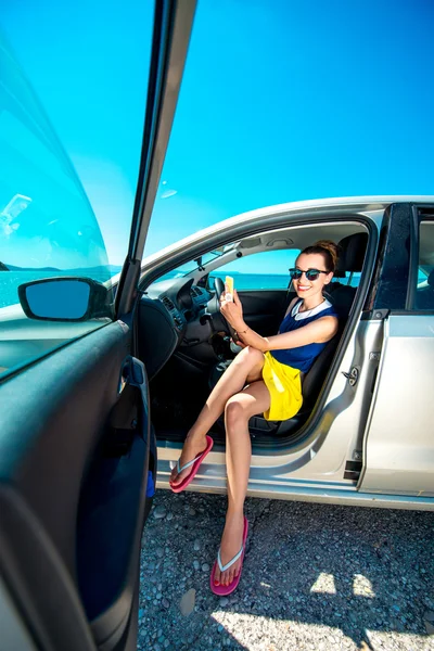 Mulher fazendo auto retrato no carro — Fotografia de Stock