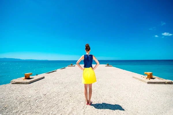 Vrouw op de pier — Stockfoto