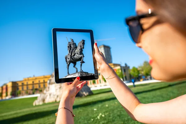 Turismo fotografiando el monumento Skanderbeg — Foto de Stock