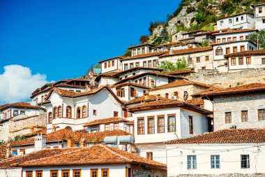 Berat şehir içinde pencere eşiği