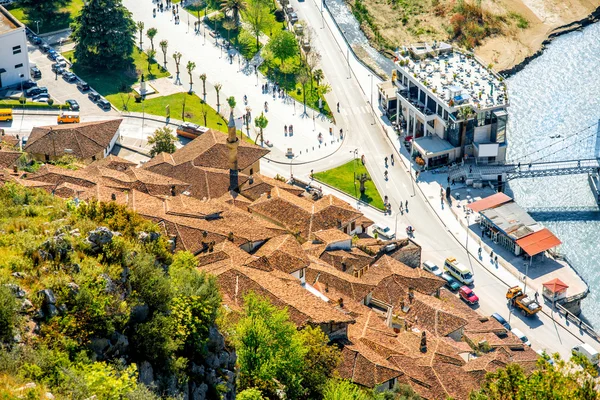 Mangalem et quartier moderne de Berat — Photo