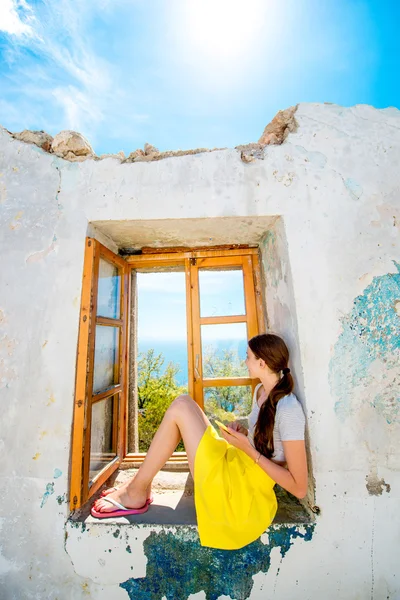 Mujer sentada en la ventana — Foto de Stock