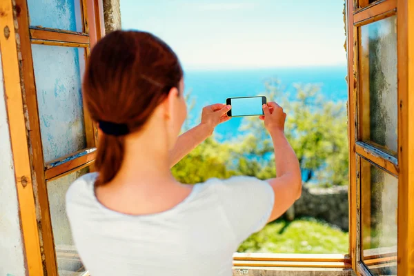 Photographing sea from the window — Stock Photo, Image