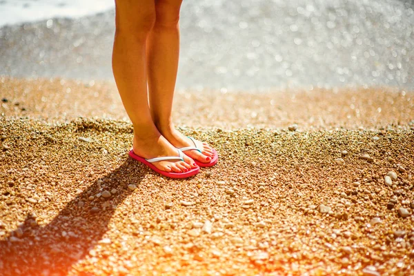 Womans nogi w kapcie na plaży — Zdjęcie stockowe