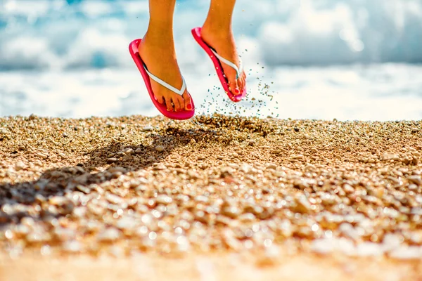 Springen in Pantoffeln am Strand — Stockfoto