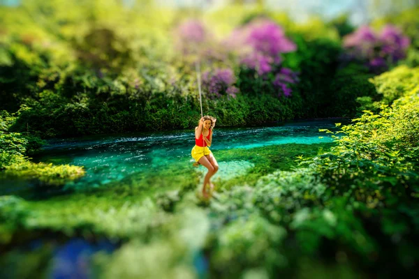 Mujer balanceándose en el río — Foto de Stock