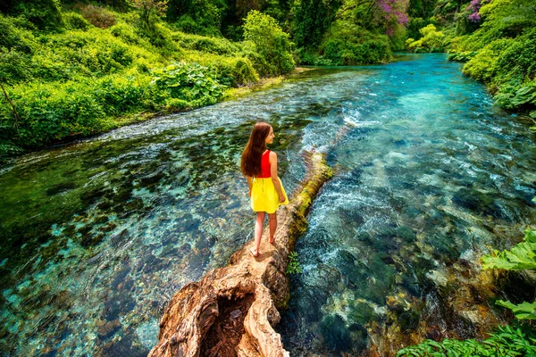 Meisje lopen op de rivier — Stockfoto