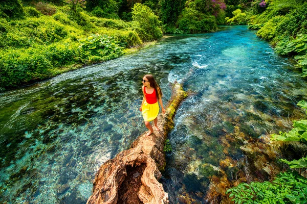 Chica caminando en el río — Foto de Stock