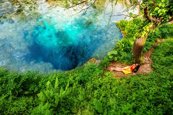 ผู้หญิงใกล้ทะเลสาบที่สวยงาม — ภาพถ่ายสต็อก