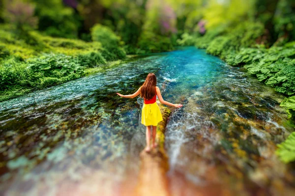 Kız nehirde yürüyüş — Stok fotoğraf