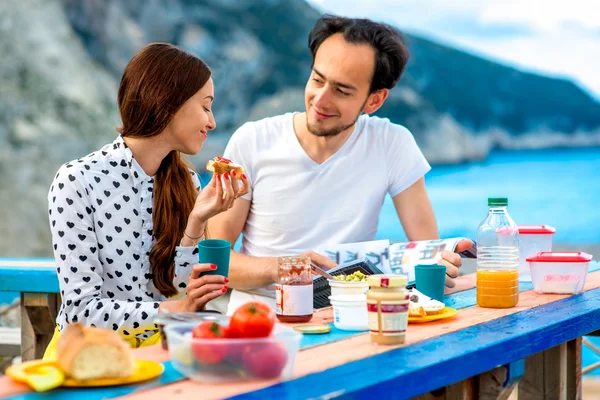 Giovane coppia che fa colazione all'aperto — Foto Stock