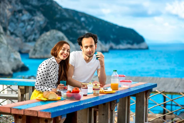 Jovem casal tomando café da manhã ao ar livre — Fotografia de Stock