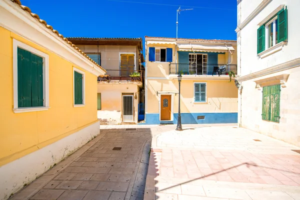 Pemandangan jalanan dengan rumah-rumah tua berwarna-warni di Yunani — Stok Foto
