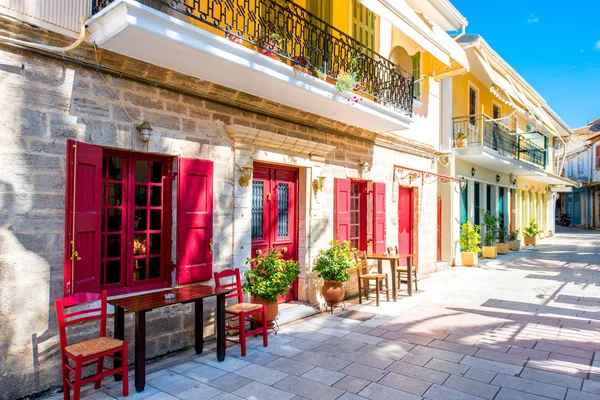 Вид на улицу с красочными старыми домами в Греции — стоковое фото