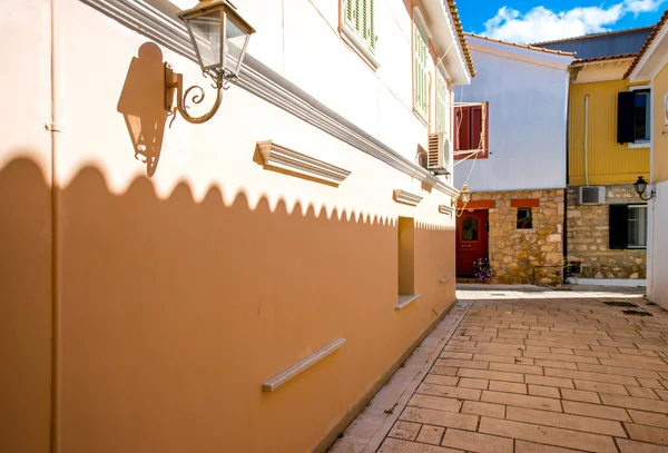 Vista de la calle con coloridas casas antiguas en Grecia — Foto de Stock