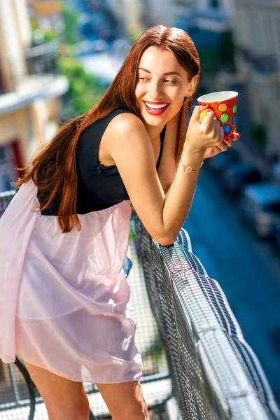 Mulher com xícara de café colorido na varanda — Fotografia de Stock