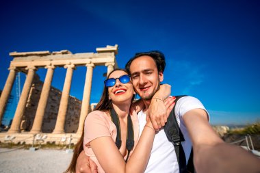 Genç çift selfie fotoğrafını ile arka plan üzerinde Erekhtheion Tapınağı Akropol içinde