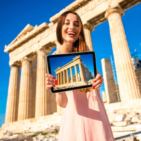 Mulher publicidade acrópole — Fotografia de Stock