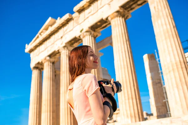 Mujer fotografiando el templo de Partenón en la Acrópolis — Foto de Stock