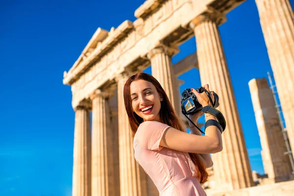 Mujer fotografiando el templo de Partenón en la Acrópolis — Foto de Stock
