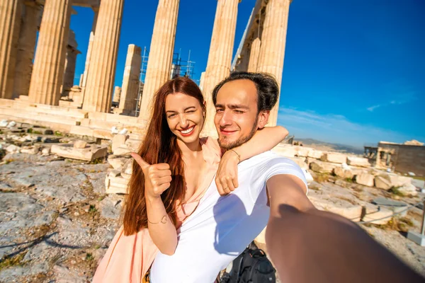 Pareja joven tomando foto selfie con el templo de Parthenon en fondo en Acrópolis — Foto de Stock